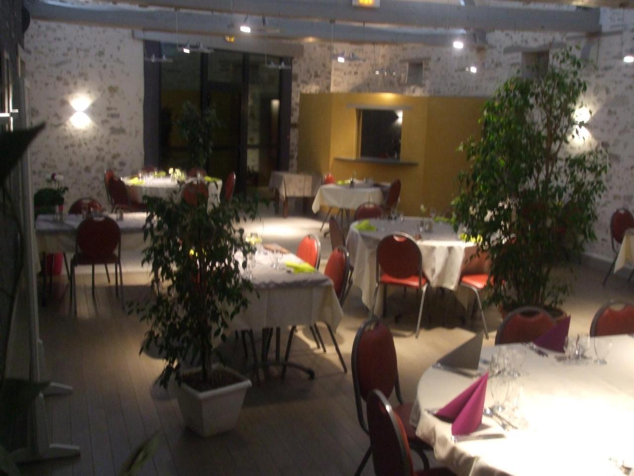 Hotel Le Relais Saint-Quentin-les-Anges Exterior foto
